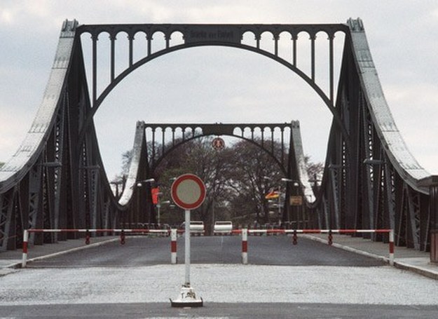 Most Glienicke, gdzie USA i ZSRR wielokrotnie wymieniały złapanych szpiegów /AFP