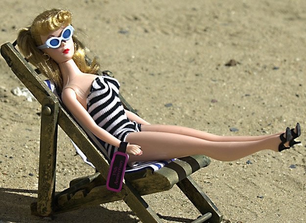 Długie nogi, duży biust i wąska talia... cała Barbie /AFP