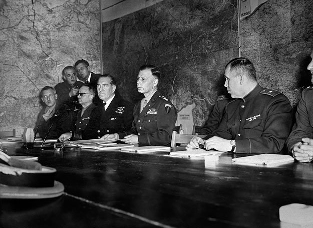 7 V 1945 r.: niemiecką kapitulację przyjęli gen. Smith, gen. Sevez i gen. Susłoparow /AFP