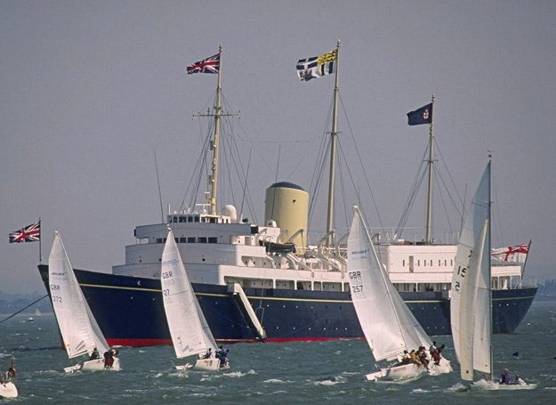 Królewski jacht "Britannia" w trakcie swojego ostatniego rejsu płynie do Portsmouth /Getty Images/Flash Press Media