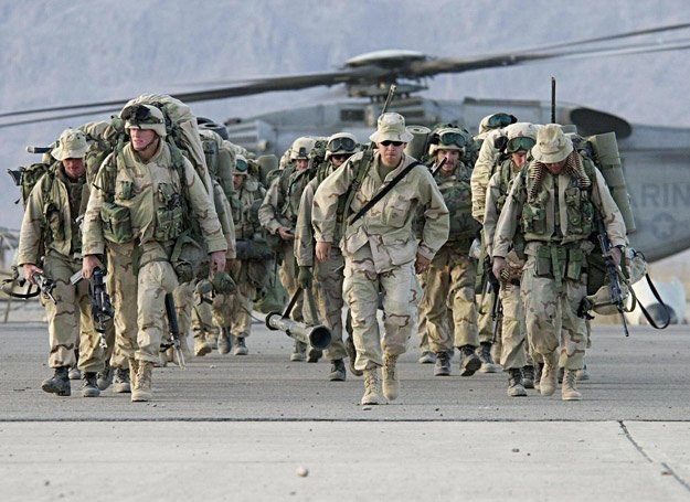 2 stycznia 2004 r.: Śmigłowiec z żołnierzami US Army wracającymi z akcji wylądował w Kandaharze /AFP