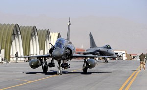 11 lutego 2008 r.: Francuskie myśliwce Mirage i Rafale przygotowują się do startu w Kandaharze /AFP