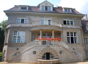 Tu mieszkał Stalin. Z balkonów roztacza się widok na jezioro Griebnitz /Odkrywca