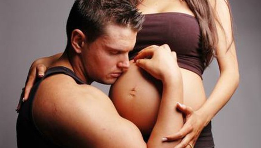 Возбужденный сынишка трахает свою беременную мать между половых губок