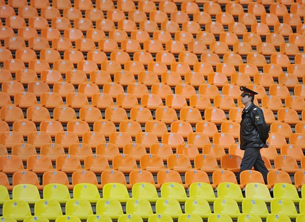 Milicjant sprawdza trybuny Stadionu Łużniki, zdjęcie z 2008 r. /AFP