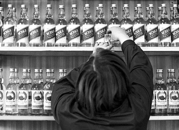 28 marca 1977 r.: Półki z wódką w polskim sklepie monopolowym /fot. Zbigniew Kosycarz 