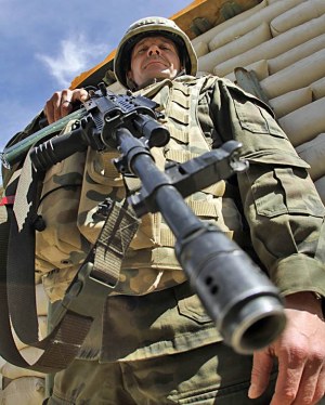 St. szer. Oleg Mikulski pełni także służbę wartowniczą. Zdjęcie wykonano aparatem Canon EOS 7D /Marcin Wójcik