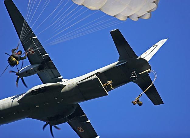 Desant z samolotu CASA C-295 /Marcin Wójcik