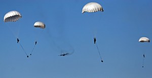 Desant z samolotu C-130E Hercules /Marcin Wójcik