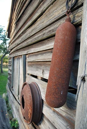 Zbiornik na sprężone powietrze pochodzący z rakiety V-2 służący gospodarzowi jako gong /Odkrywca