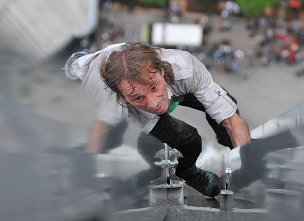 12.10.2008 r.: Alain Robert wspina się na jeden z wieżowców w Dżakarcie, stolicy Indonezji /AFP