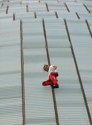 12.09.2007 r.: Alain Robert wspina się na Wieżę Agbar - biurowiec w Barcelonie /AFP