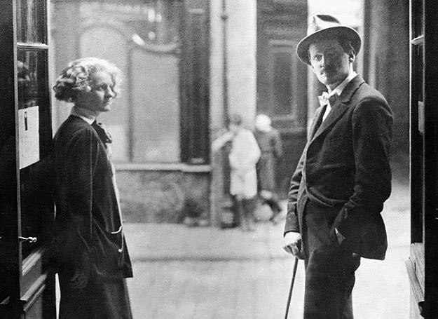 James Joyce (po prawej) z Sylvią Beach /AFP