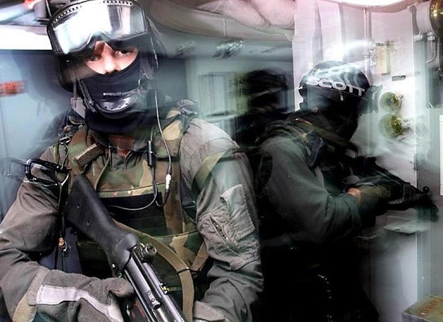 Komandosi Navy SEAL podczas ćwiczeń abordażu /AFP
