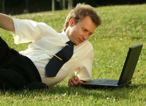 W plenerze laptop wymaga innego traktowania, niż w biurze /&copy; Panthermedia
