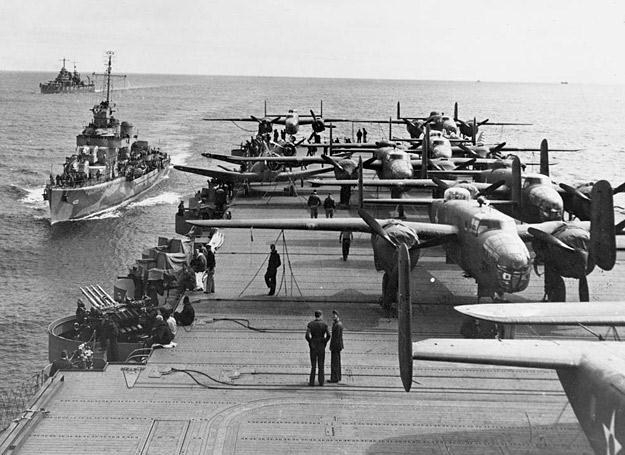 Bombowce B-25 na amerykańskim lotniskowcu /Polska Zbrojna