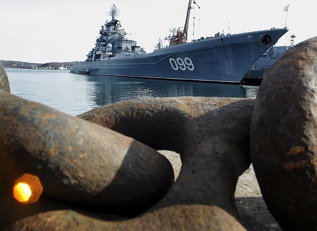 Zdjęcie ilustracyjne: Okręt flagowy floty północnej - krążownik Piotr Wielki w porcie Siewieromorsk /AFP