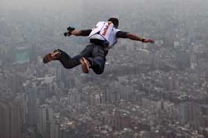 Felix Baumgartner podczas skoku z World Financial Center T101 w Tajpej /fot. Red Bull 