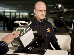 Skaner linii papilarnych umieszczony na lotnisku w Dulles, stan Wirginia, USA /AFP