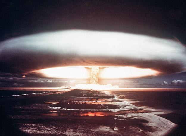 Eksplozja ładunku jądrowego zdetonowanego pod wodami atolu Mururoa, rok 1971 /AFP