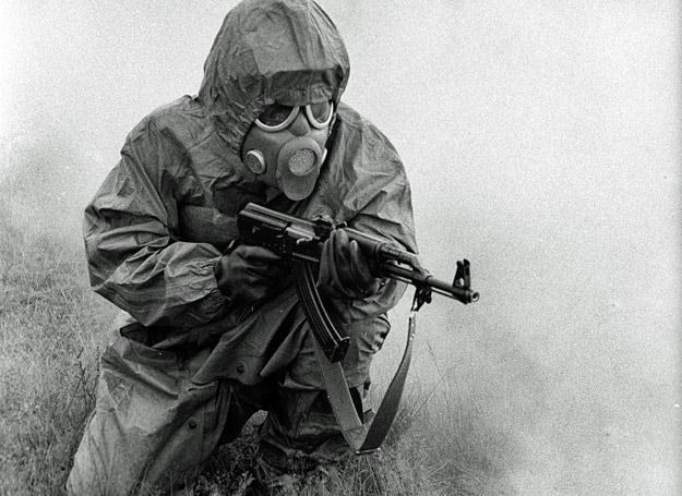 Żołnierz LWP w stroju przeciwchemicznym i masce przeciwgazowej. Rok 1976. /fot. Adam Hayder 