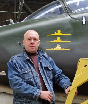 Kmdr por. rez. dr hab. Krzysztof Kubiak przy samolocie "Skyhawk" /fot. archiwum K. Kubiaka 