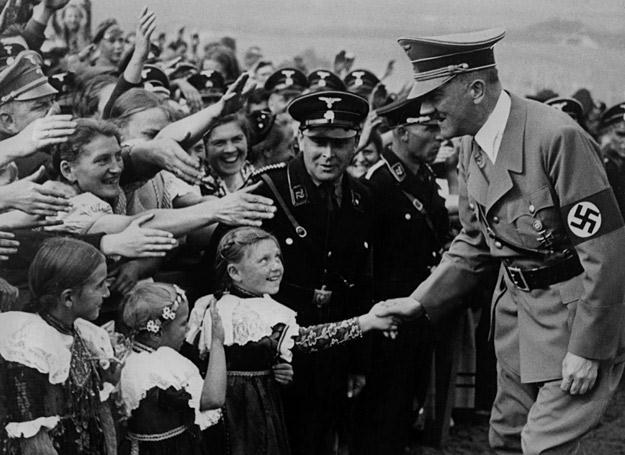 Adolf Hitler wita się z dziećmi. Rok 1937 /AFP