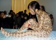 Naga dziewczyna z inskrypcją w alfabecie Braille'a na pokazie chińskiej sztuki współczesnej. Nanjing, 16 grudnia 2006