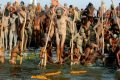 Hindusi biora kąpiel w nurcie Gangesu. Festiwal Ardh Kumbh Mela, Sangam, 19 stycznia 2007
