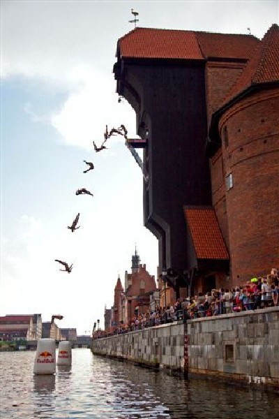 Skoki w Gdańsku Zdjęcia z pokazó cliff divingu w Gdańsku, 18 lipca 2009. Fot.: Red Bull. <a href="http://extremalne.interia.pl/fakty_dnia/news/skakali-z-24-metrowego-gdanskiego-zurawia,1341881" target="_blank">Czytaj więcej...</a>
