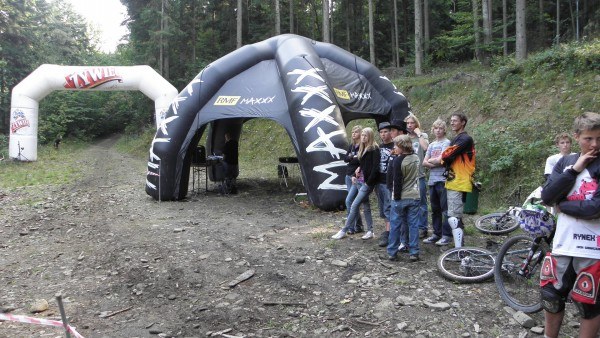  Ostatnia III Edycja Żywiec Bike-Cup downhill series w Myślenicach już za nami. Podczas III edycji sklasyfikowanych zostało 6 kategorii Kobiety, Elita, Masters, Hobby Hardtaill, Hobby Junior+Junior, Hobby Full. I tak po kolei u Kobiet zwyciężyła Ania Sojka Kingston Racing Team z czasem 3:29.31, druga Justyna John nie zrzeszona z czasem 4:19.50, w kategorii Elita zwyciężył ROŻDZYŃSKI Jonasz z czasem 2:37.29, drugi CIENCIAŁA Jacek z czasem 2:38.07, trzeci KUCBORA Maciej z czasem 2:43.65. Kategoria Masters w kolejności, pierwszy KOSINSKI Piotr z czasem 2:53.44, drugi DUDEK Radosław z czasem 2:58.65, trzeci SIENIAWSKI Michał z czasem 3:08.18, w kategorii Hobby Full pierwszy WICHER Jakub 2:46.84, drugi SĘK Arkadiusz 2:52.09, trzeci MAŚLAK Marcin 2:52.77. Hobby Junor+Junior pierwszy GZELA Michał 2:42.94, drugi MUCHA Michał 2:47.22, trzeci CZOPEK Damian 2:47.57, Hobby Hardtaill pierwsze miejsce ŁUKASIK Sławomir 2:51.88, drugie WIECZORKIEWICZ Aleksander 2:52.44, trzeci FOKS Wojciech 2:57.30.