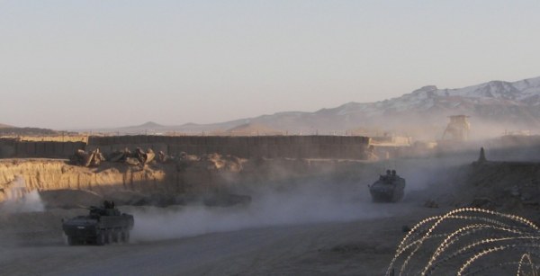  Działający w ramach misji ISAF polscy żołnierze każdego dnia i każdej nocy patrolują Afganistan. Kontrolują pojazdy, zakładają posterunki, rozmawiają i pomagają miejscowej ludności... Zadań do wypełnienia nie brakuje. Koniecznie zobacz, jak wyglada "chleb powszedni" polskiego żołnierza na afgańskiej misji. /fot. Anna Pawlak, PKW Afganistan