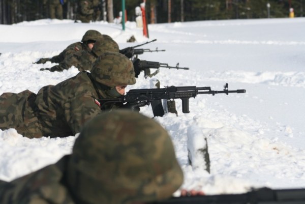Dzień na poligonie Strzelania przygotowawcze oraz elementy taktyki pieszej były tematem szkolenia żołnierzy 1 kompanii piechoty zmotoryzowanej, odbywającego się w Nietoperku koło Międzyrzecza - obiekcie szkoleniowym 17 Wielkopolskiej Brygady Zmechanizowanej. Głównym celem zajęć było sprawdzenie celności broni - karabinka szturmowego 5,56 mm Beryl i karabinu automatycznego 7,62 mm UKM 2000 - oraz szybkości i sprawności żołnierzy. Zadaniem piechocińców było unieszkodliwienie, z różnych postaw strzeleckich, celów ukazujących się i poruszających na kilku odległościach: 200 i 300 m. Celowniczy UKM 2000 mierzyli także do figur bojowych ustawionych w odległości 400 - 500 m. Następnie żołnierze ćwiczyli elementy taktyki pieszej (patrolowanie, zachowanie podczas ataku przeciwnika oraz ewakuację rannych z pola walki). /fot. ppor. Magdalena Goliszek