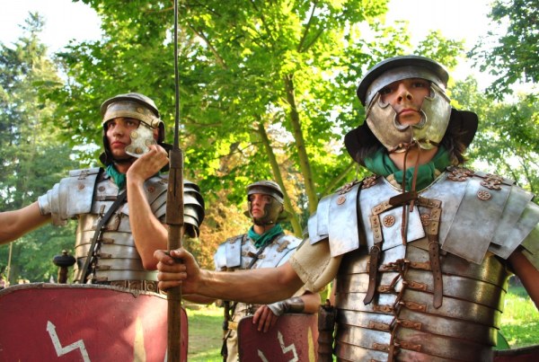 Legioności pod Kutnem ... a ściślej rekonstruktorzy odtwarzający role 14. legionu Pro Antica, którzy stawili się na zlot pt.: "Odyseja Historyczna. Wojna i Pokój"/fot. Marcin Ogdowski