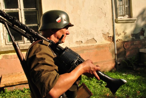 Potyczka pod Kutnem A konkretnie w Leszczynku, gdzie naprzeciw siebie stanęli spadochroniarze z brygady gen. Sosabowskiego oraz żołnierze Wehrmachtu i SS wspierani przez młodzików z HJ. Wszystko oczywiście w ramach zlotu "Odyseja Historyczna. Wojna i Pokój"/fot. Marcin Ogdowski