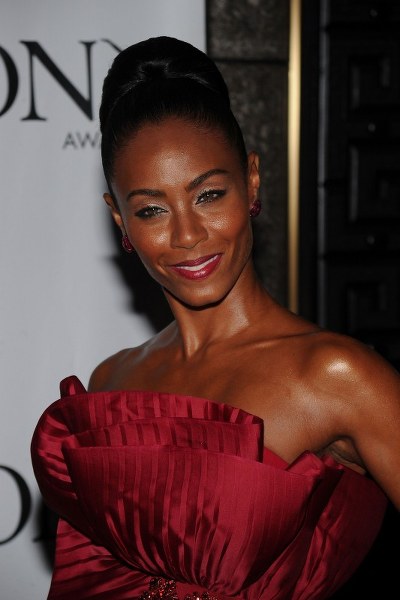  Jada Pinkett Smith jest śliczną 38-letnią amerykańską aktorką, producentką, piosenkarką i żoną Willa Smitha. Jeżeli jej nie pamiętacie, to przypomnijcie sobie kto grał u boku Eddiego Murphy'ego w komedii "Gruby i chudszy". Tak, tą czekoladową pięknością była właśnie Jada!