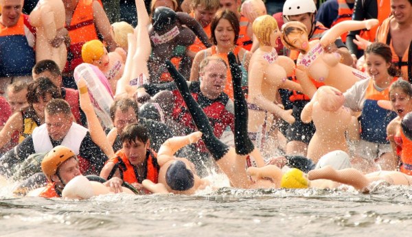 Zabawy z gumowymi lalkami Poł tysiąca Rosjan i Rosjanek pojawiło się w ostatni weekend sierpnia na linii startowej "Bubble Baba Challenge", czyli wyścigu z dmuchanymi lalkami prosto z sex-shopu. Zasady corocznej imprezy odbywającej się na rzece Wukosa w pobliżu wsi Losewo (jakieś 110 km od Petersburga) są bardzo proste: każdy zawodnik musi pokonać (żeby nie powiedzieć: spłynąć) pewien odcinek rwącej górskiej rzeki ze swą partnerką - mocno nadmuchaną gumową lalką. Bardziej niż wynik liczy się oczywiście zabawa, bo śmiechu przy tych mokrych wygibasach jest co niemiara. A, na pomysł zorganizowania takiego wyścigu wpadło kilku Rosjan... przy mocno zakrapianej imprezie.