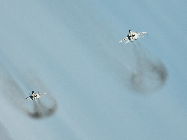  W ramach największych ćwiczeń Wojska Polskiego "Anakonda 2010" na niebie nad poligonem w Ustce starły się myśliwce F-16 z MIG-ami 29. Pokaz umiejętności prowadzenia walki powietrznej dali piloci samolotów MiG-29 z 41. Eskadry Lotnictwa Taktycznego w Malborku oraz F-16 z 31. Bazy Lotnictwa Taktycznego z Krzesin. Walki powietrzne F-16 i MIG-29 odbyły się w układzie dwa na dwa. 
Atrakcyjność walki powietrznej potęguje fakt, że Polskie Siły Powietrzne są jedynym na świecie użytkownikiem samolotów F-16 i MiG-29, które służą razem w linii w lotnictwie jednego kraju. 
Podczas walki powietrznej piloci zaprezentowali szereg energicznych wiraży, zwrotów bojowych czy też rozejście ugrupowania pary samolotów w manewrze obronnym i ponowne odtworzenie ugrupowania bojowego. Aby wykonać to bezbłędnie i bezpiecznie, konieczne jest doskonałe wyszkolenie pilotów. Wszystko odbywało się na stosunkowo małej wysokości rzędu 100-1500 metrów i prędkości 400-900 km/h. /fot. Combat Camera DOSZ