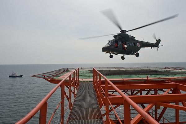 Lądowanie na platformie Załogi śmigłowców W3 Sokół z 25. Brygady Kawalerii Powietrznej ćwiczyły lądowanie na platformie wiertniczej. Szkolenie, na jedynym takim polskim obiekcie na Bałtyku, ma przygotować je do przerzutu pododdziałów specjalnych lub antyterrorystycznych na platformy wiertnicze w sytuacjach kryzysowych. Pilotów z 25. Brygady trudnej sztuki lądowania na platformach uczyli instruktorzy z lotnictwa Marynarki Wojennej. /fot. Adam Roik, Combat Camera DOSZ
