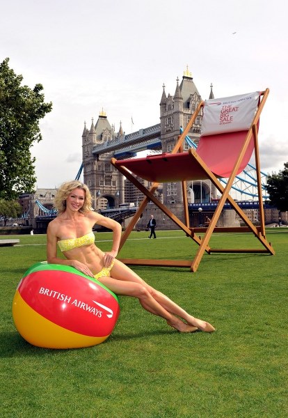  Śliczna brytyjska modelka Nell McAndrew wystąpiła w najnowszej kampania reklamowej British Airways. Linia lotnicza postanowiła zwrócić uwagę londyńczyków na jesienną wyprzedaż biletów w bardzo oryginalny sposób - w pobliżu słynnego na całym świecie mostu Tower Bridge postawiono gigantyczny leżak, a na nim... nie mniej słynną Nell.