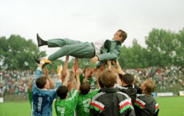 Rok 1993 - Janusz Wójcik podrzucany przez swoich piłkarzy, po wygranej 6:0 z Wisłą. /Agencja Przegląd Sportowy