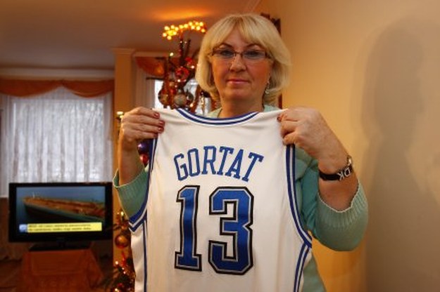 Alicja Gortat z dumą prezentuje koszulkę syna, Fot. Kamil Jóźwiak /Agencja Przegląd Sportowy