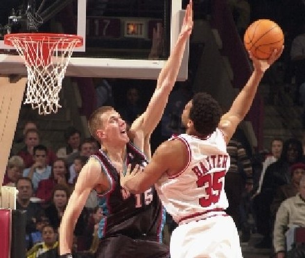Cezary Trybański (z lewej) był pierwszym Polakiem w NBA /Getty Images/Flash Press Media