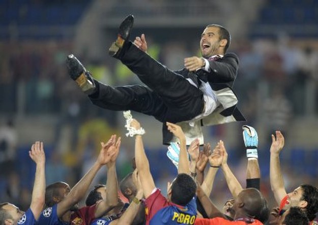 Trener Guardiola na rękach swoich podopiecznych /AFP
