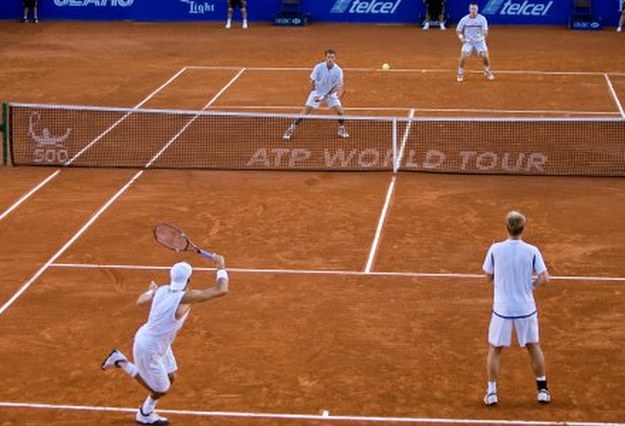 Łukasz Kubot i Austriak Oliver Marach przegrali z rumuńskim deblem Victor Hanescu i Horia Tecau /AFP