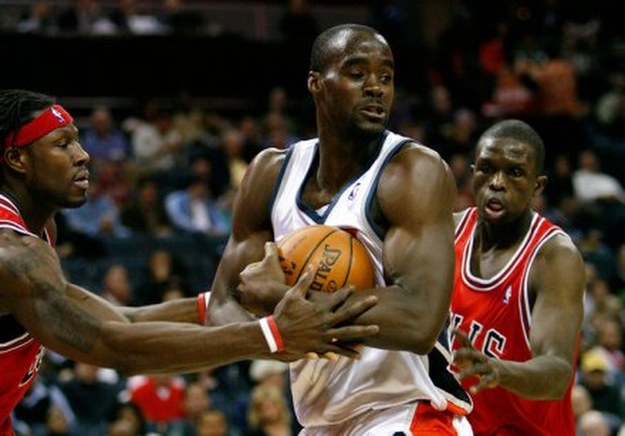 Emeka Okafor (w środku) /AFP