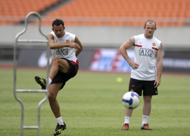 Wayne Rooney z podziwem patrzy na wyczyny Ryana Giggsa (z lewej) /AFP