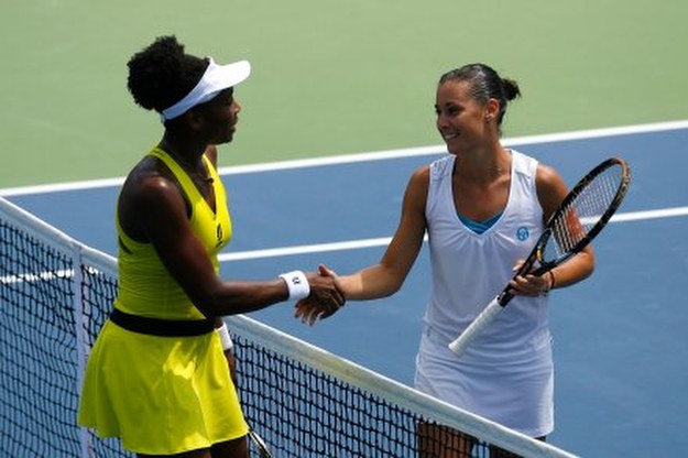 Flavia Pennetta (z prawej) odbiera gratulacje od Venus Williams /AFP