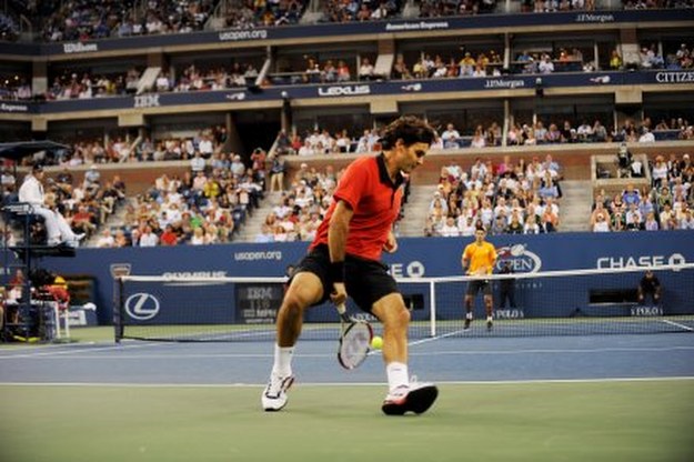 Fantastyczne uderzenie Rogera Federera /AFP