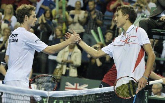 Andy Murray (z lewej), wygrał dwa single, w tym z Jerzym Janowiczem, ale to było za mało /AFP